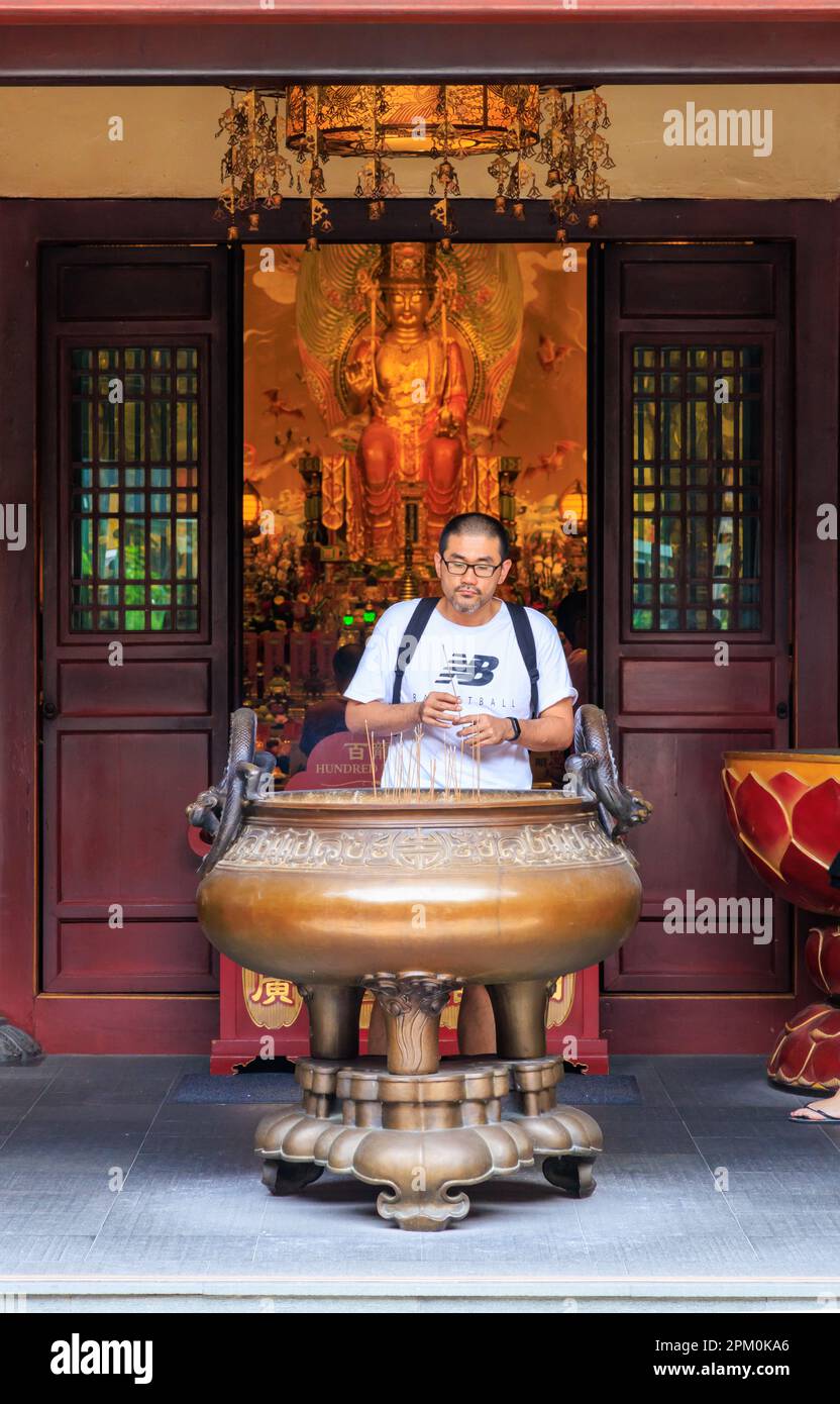 Censuratore nel Tempio della Reliquia del dente di Buddha, Chinatown, Singapore Foto Stock