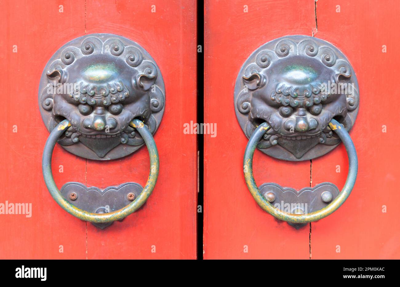 Maniglie delle porte sul Tempio della Reliquia del dente di Buddha, Chinatown, Singapore Foto Stock