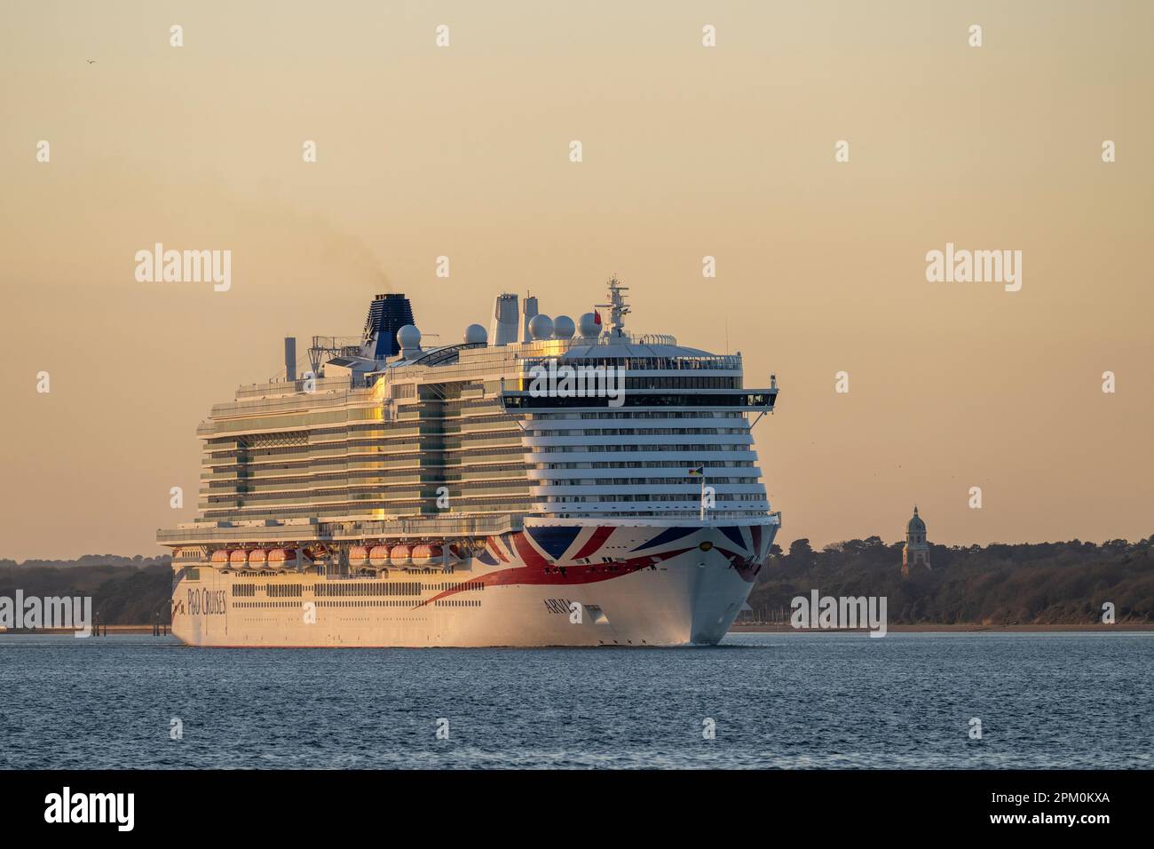 P&o Arvia naviga oltre Calshot, Hampshire, Inghilterra, Regno Unito dopo aver lasciato il porto di Southampton. Foto Stock