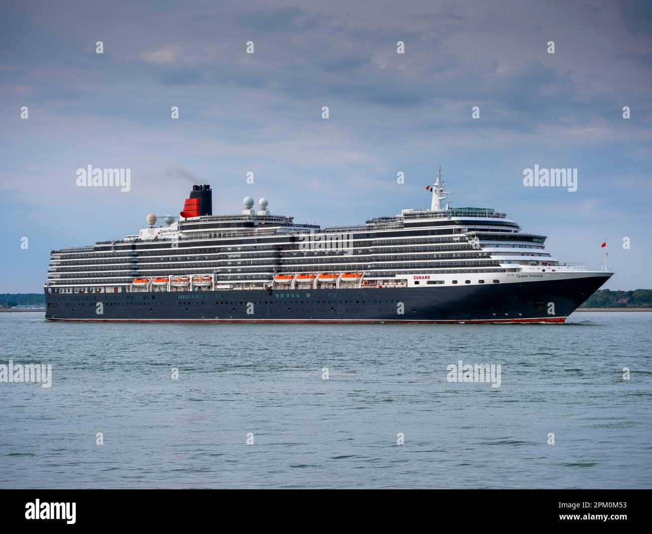 La MS Queen Victoria di Cunard naviga lontano dal porto di Southampton, Hampshire, Inghilterra, Regno Unito Foto Stock