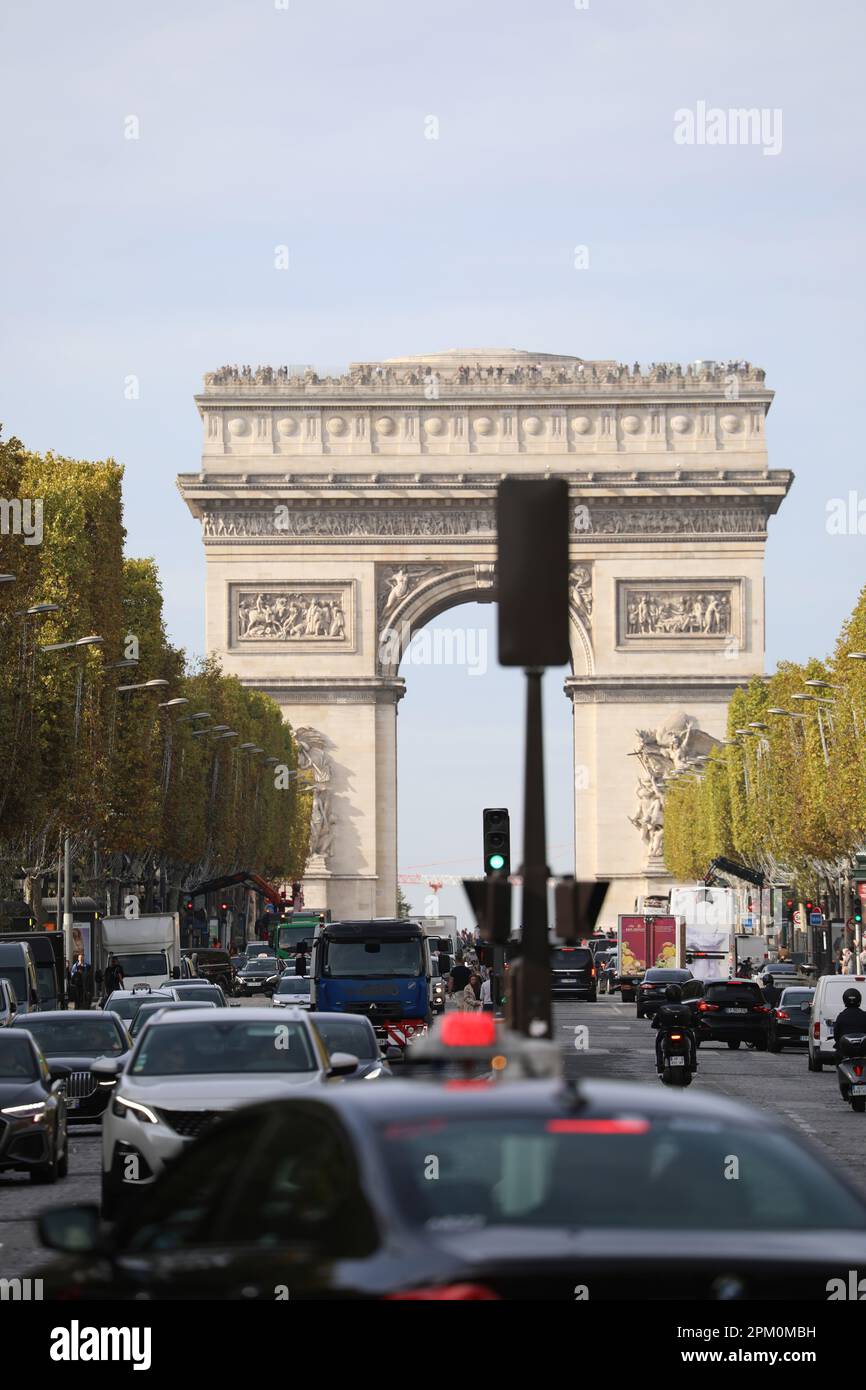 Parigi, Francia, 28 ottobre 2022: Un intenso traffico congestiona il famoso viale Champs-Elysees, l'Arco di Trionfo sullo sfondo a Parigi, Francia Foto Stock