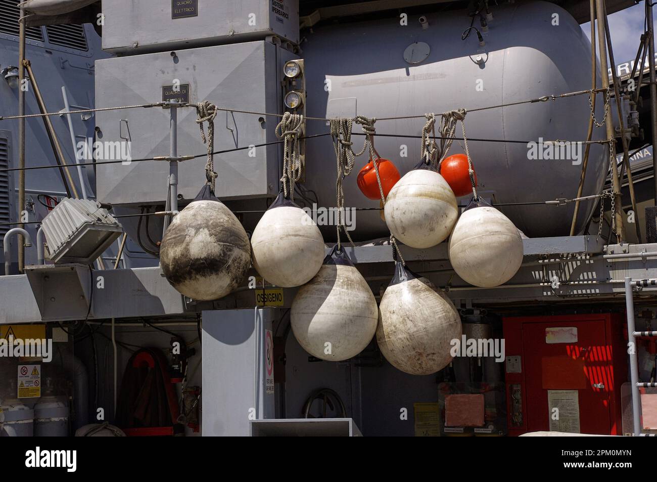 Vista laterale di nave da guerra, parafanghi elastici per ormeggio Foto Stock