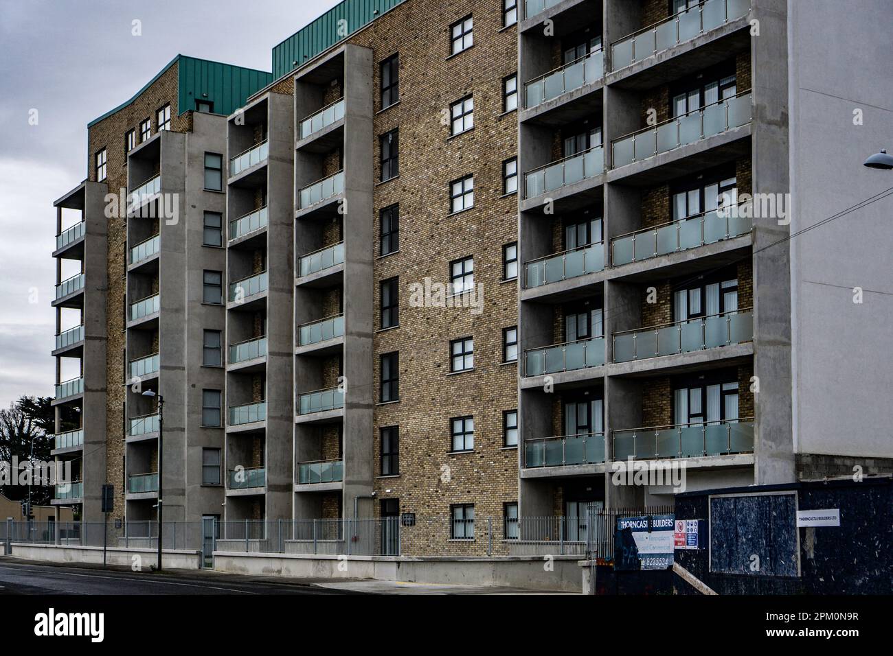 Bluebell Mills Apartments all'angolo tra Old Naas Road e Kylemore Road. Un blocco di appartamenti recentemente completato ma attualmente non occupato. Foto Stock