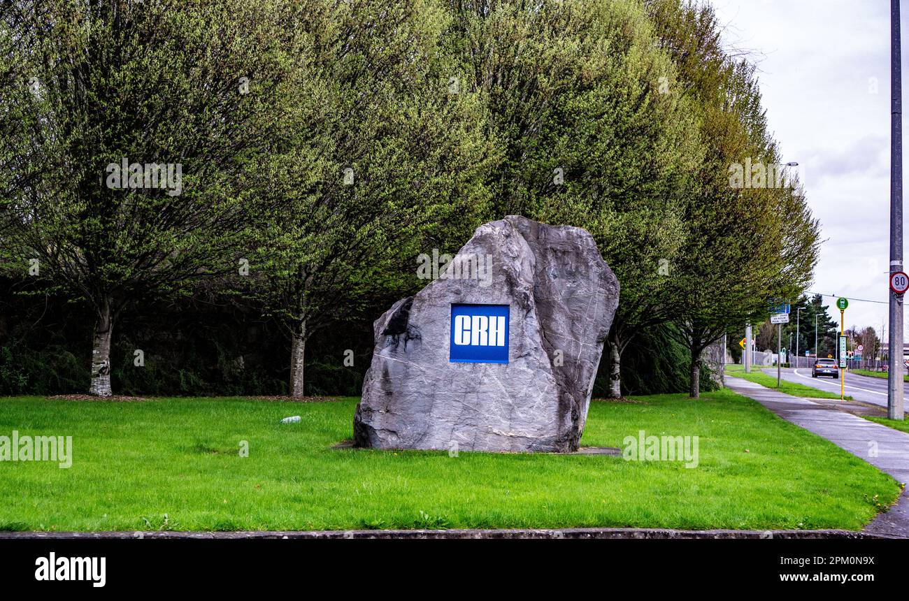 Il segnale per CRH, Cement Roadstone Holdings fuori dai loro uffici in Belgard Road, Dublino, Irlanda. Foto Stock