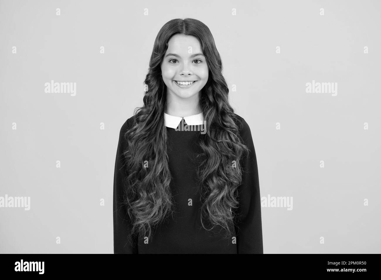 Headshot ritratto di adolescente ragazza bambino isolato su sfondo studio. Concetto di stile di vita infantile. Creare spazio per la copia. Foto Stock