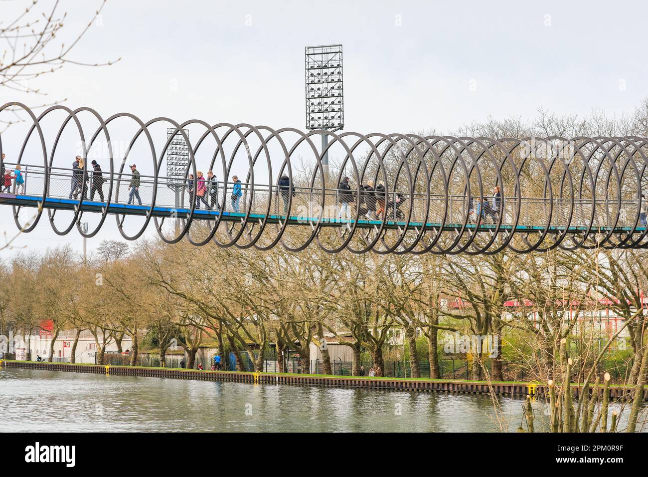 Oberhausen, NRW, 10th aprile 2023. Gli escursionisti potranno godersi un lunedi pasquale, prevalentemente soleggiato e mite, sul famoso ponte "Slinky Springs to Fame" di Oberhausen. Il ponte pedonale, lungo 406 metri e che attraversa il canale Reno-Herne, è stato progettato dall'artista Tobias Rehberger. È illuminato di notte e si dice che sia stato ispirato dal giocattolo slinky. Credit: Imageplotter/Alamy Live News Foto Stock
