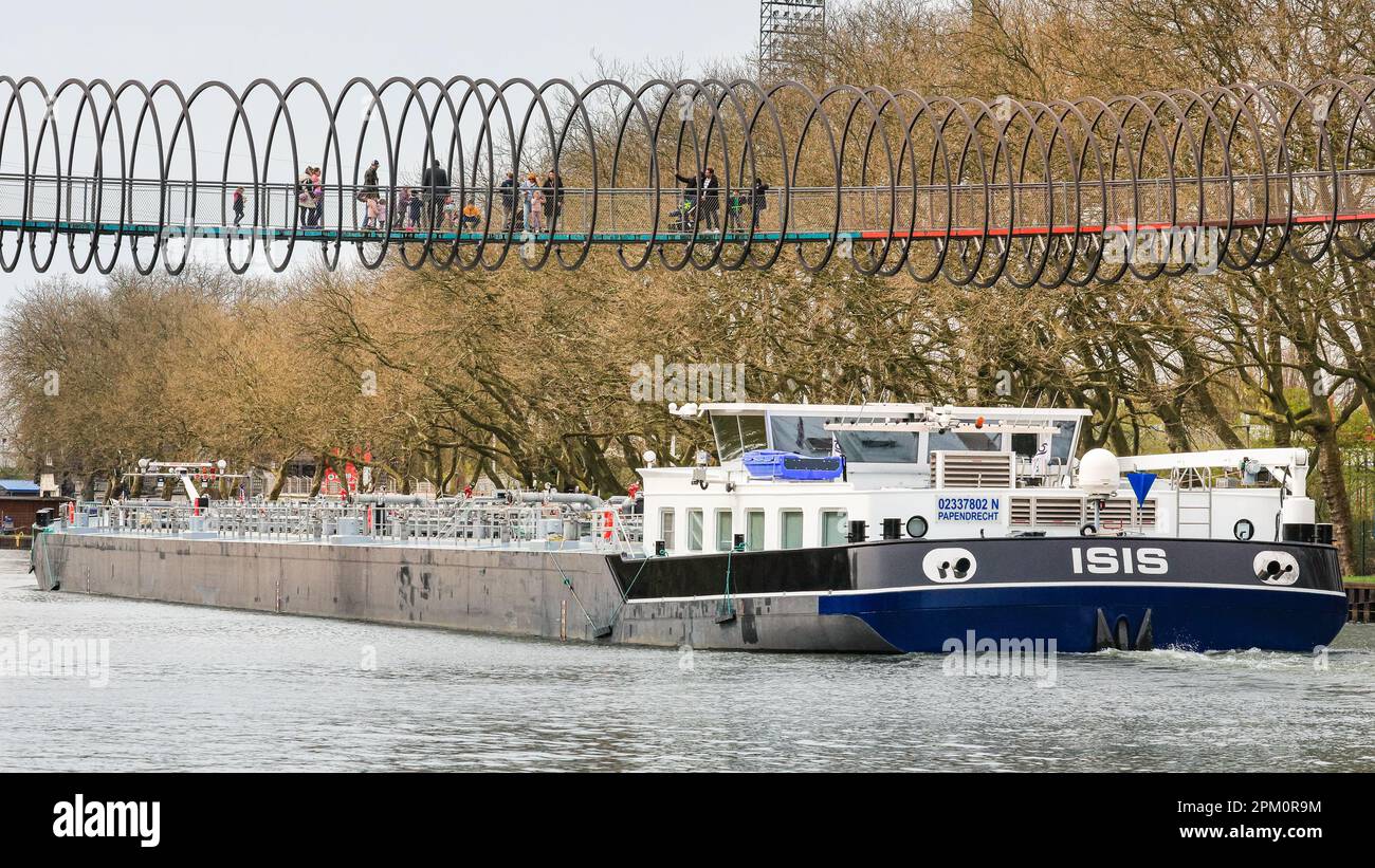 Oberhausen, NRW, 10th aprile 2023. Gli escursionisti potranno godersi un lunedi pasquale, prevalentemente soleggiato e mite, sul famoso ponte "Slinky Springs to Fame" di Oberhausen. Il ponte pedonale, lungo 406 metri e che attraversa il canale Reno-Herne, è stato progettato dall'artista Tobias Rehberger. È illuminato di notte e si dice che sia stato ispirato dal giocattolo slinky. Credit: Imageplotter/Alamy Live News Foto Stock