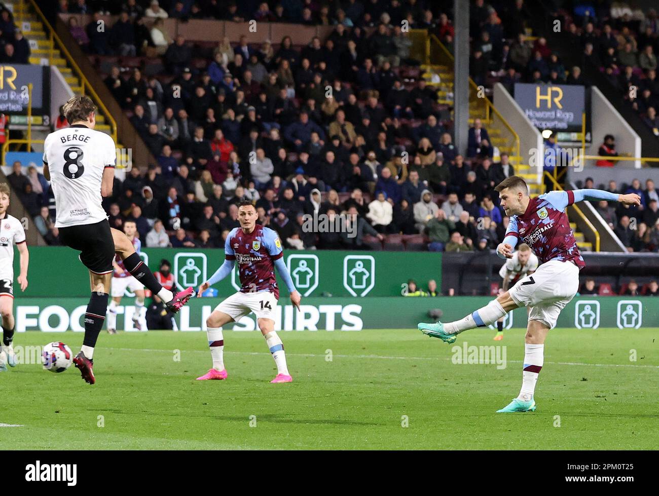 Burnley, Lancashire, Regno Unito. 10th aprile 2023: Turf Moor, Burnley, Lancashire, Inghilterra; EFL Championship Football, Burnley contro Sheffield United; Johann Gudmundsson di Burnley spara oltre il portiere di Sheffield United Adam Davies per dare al suo fianco un vantaggio di 1-0 dollari dopo 60 minuti Credit: Action Plus Sports Images/Alamy Live News Foto Stock