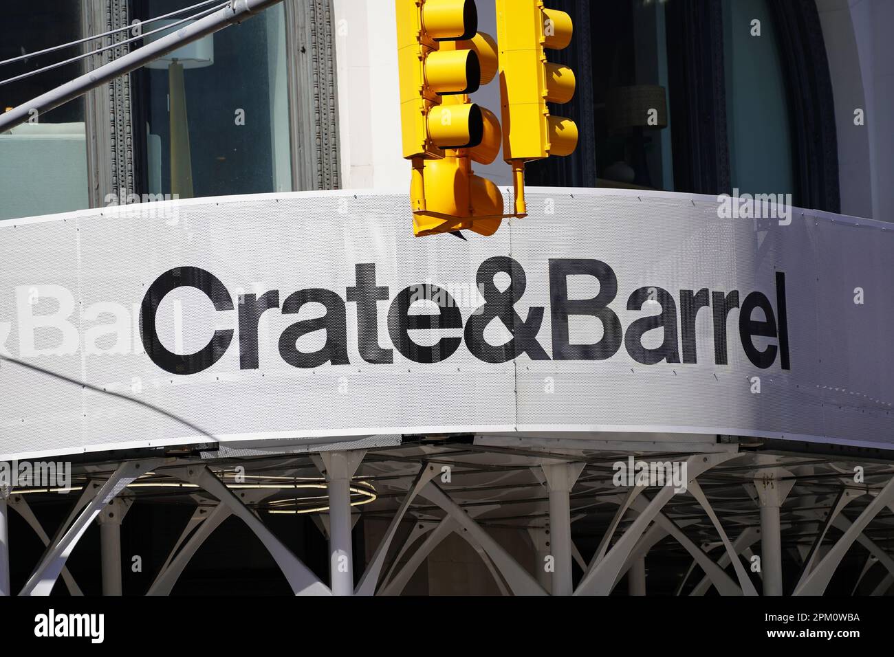 New York, NY - 9 aprile 2023 : Arredamento casa Crate and Barrel Downtown SoHo Manhattan segno negozio con logo e semaforo giallo Foto Stock