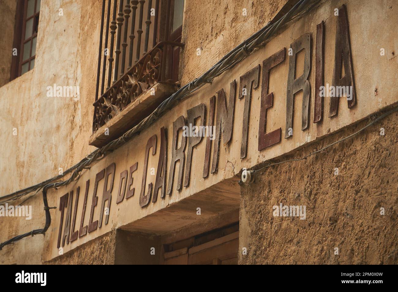 Brihuega, Spagna - 11 settembre 2012. Antica bottega di Falegnameria con facciata antica. Foto Stock