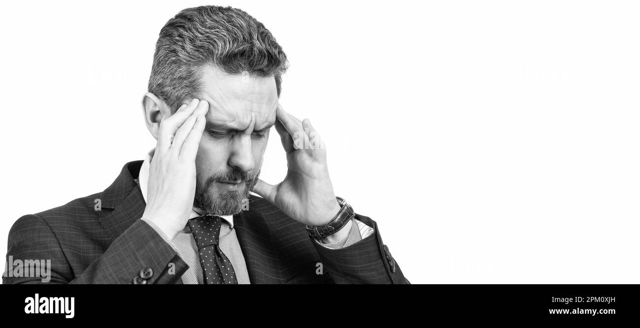La testa gli fa male. Manager soffre di dolore emicranico. Attacco di mal di testa. Cefalea da tensione. Ritratto del volto uomo, banner con spazio per la copia. Foto Stock