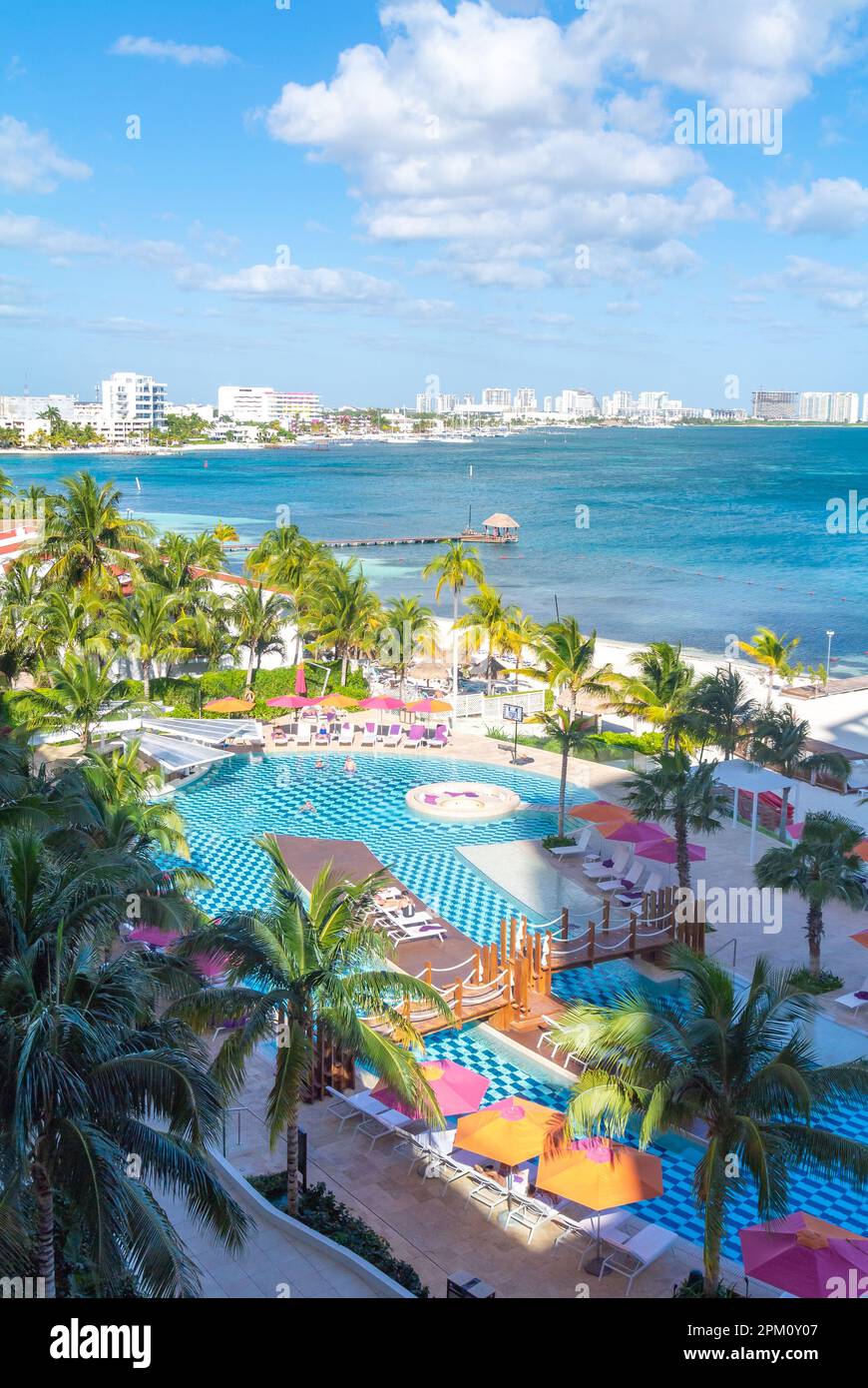 Cancun, Quintana Roo, Messico, 22th febbraio 2023, una vista panoramica aerea della spiaggia di Cancun. Foto Stock