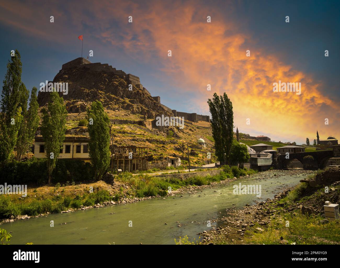 Città storica di Kars. Ruscello di Kars e Ponte di pietra storico. Destinazioni di viaggio in Turchia. Kars, Turchia Foto Stock