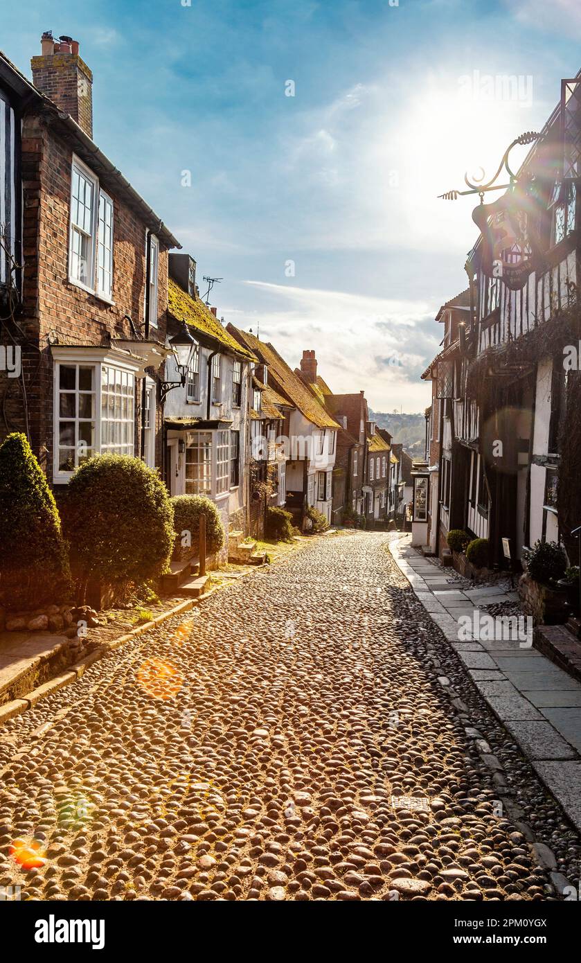 Affascinante strada acciottolata Mermaid Street con case medievali, Rye, East Sussex, Inghilterra, Regno Unito Foto Stock