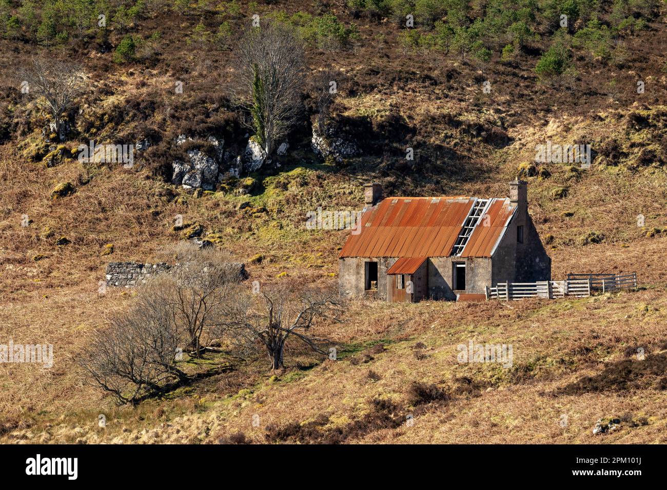 Una vecchia casa croft in rovina si deteriora gradualmente sulla riva del lago di Loch Bad an Sgalaig, vicino a Gairloch, Wester Ross, Scozia. Foto Stock