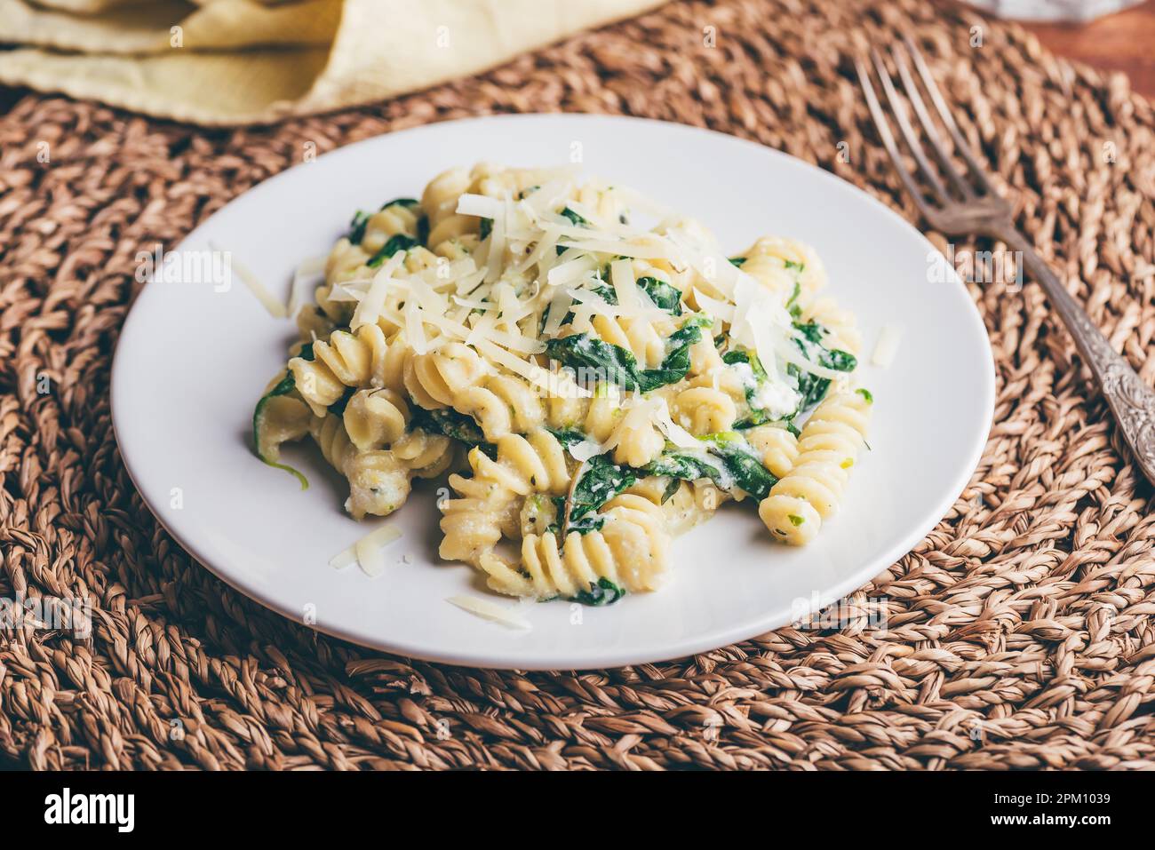 Pasta di spinaci con ricotta e parmigiano Foto Stock