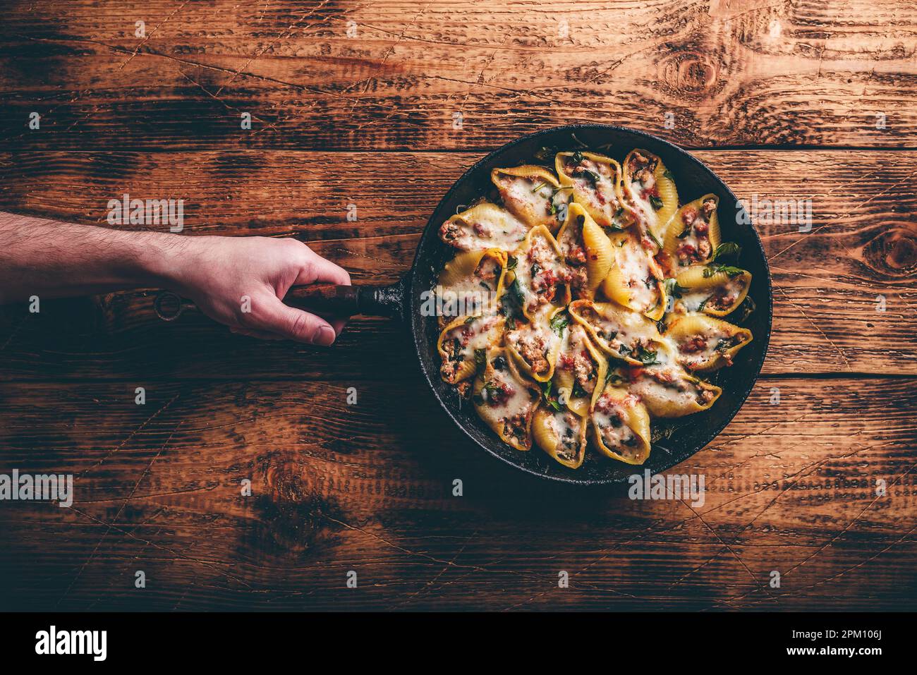 Pailletto di conchiglie di jumbo al forno farcite con manzo macinato, spinaci e formaggio Foto Stock