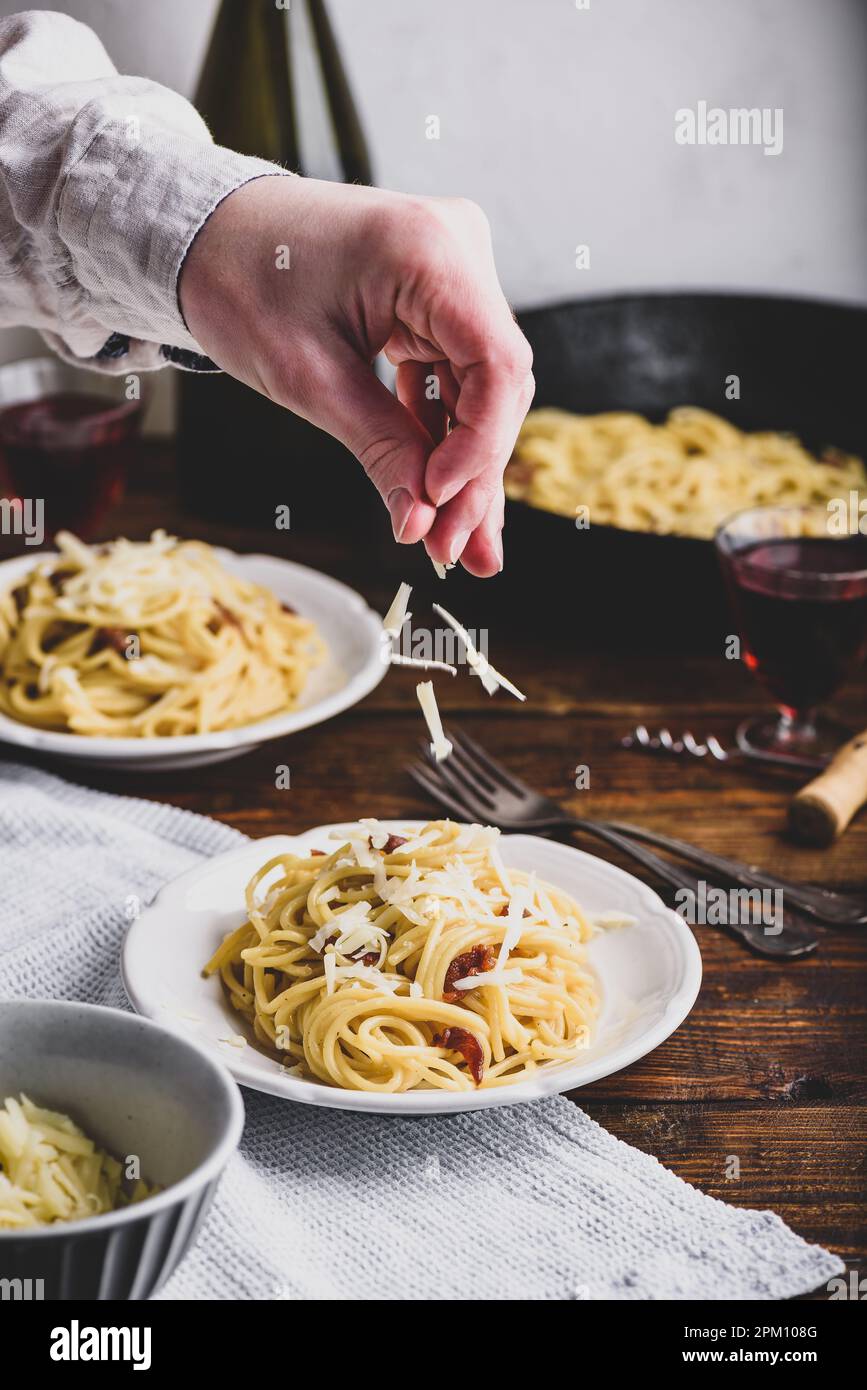 Homamade classica carbonara su piatto bianco Foto Stock