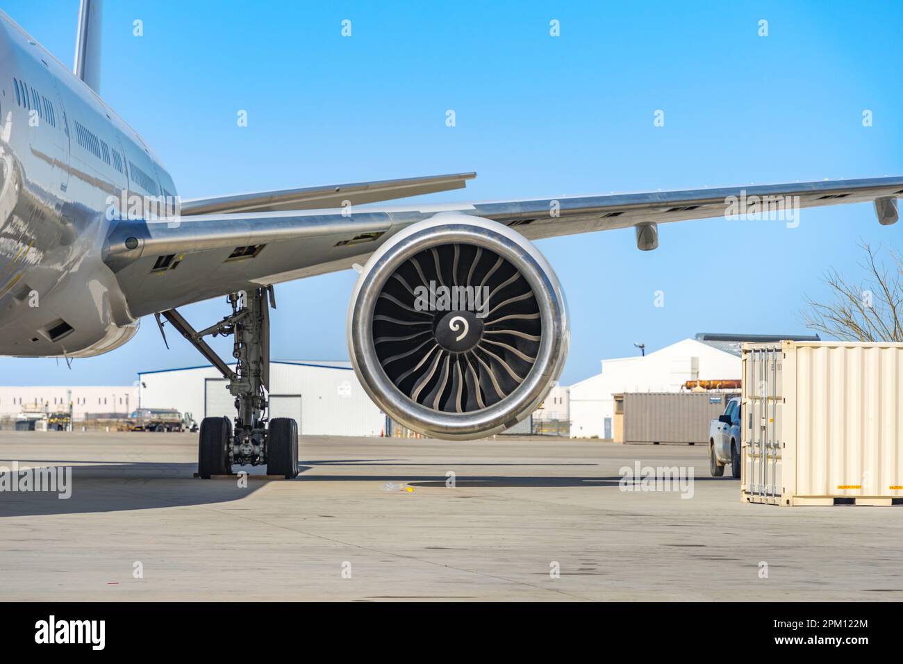 Victorville, CA, USA – 25 marzo 2023: Vista frontale di un motore a turbina a getto su un aereo di linea aerea commerciale a terra presso la Southern California Logistics Foto Stock