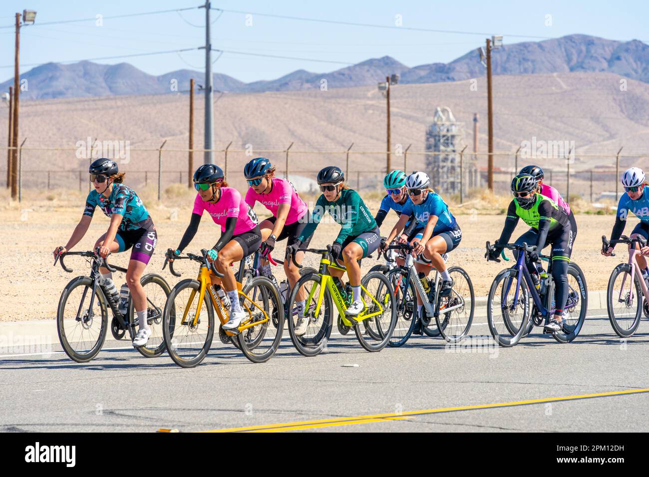 Victorville, CA, USA – 25 marzo 2023: Gara ciclistica femminile nel Majestic Cycling Event all'aeroporto di Victorville, California meridionale Foto Stock