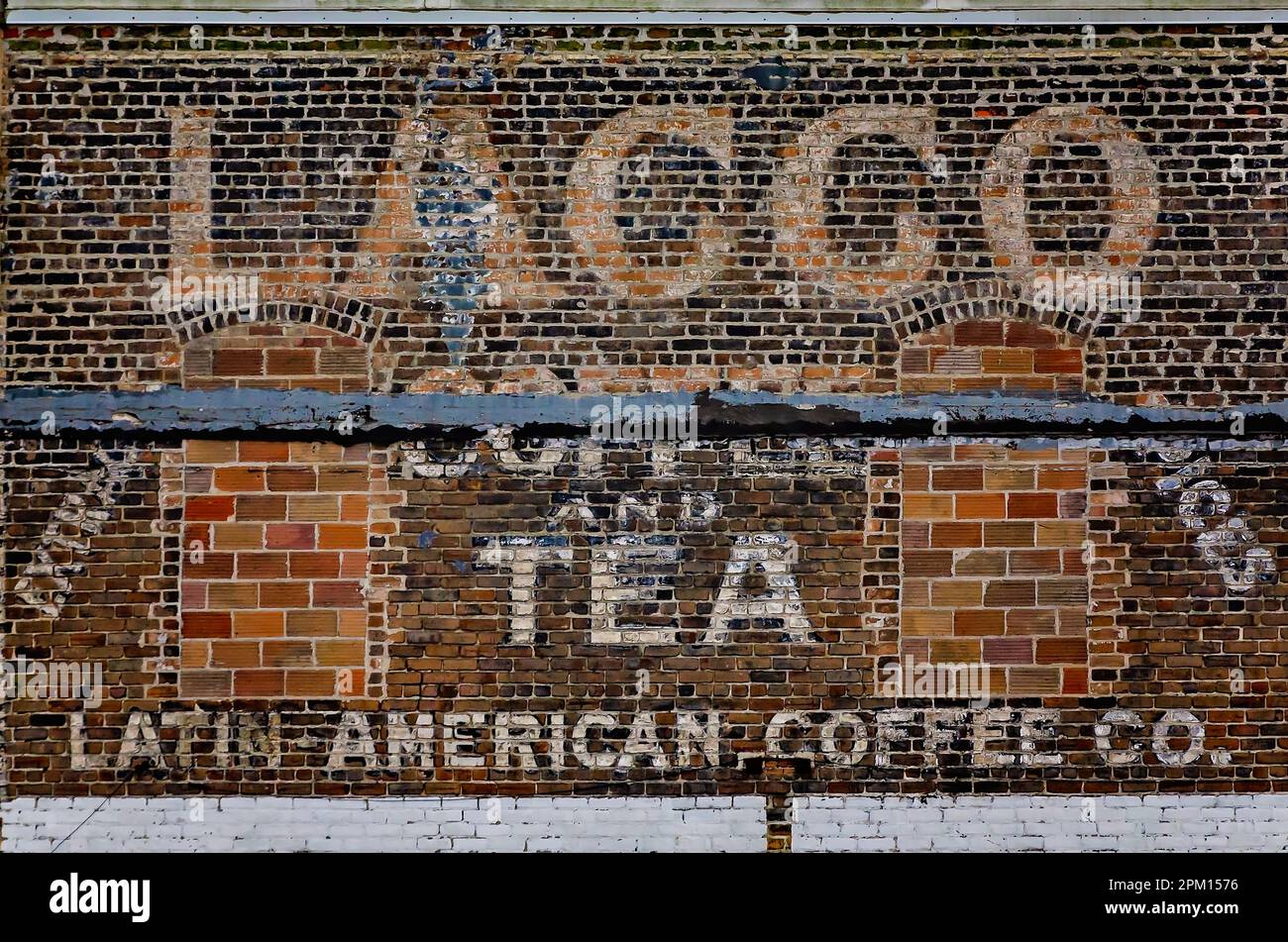 Un segno fantasma per la Latin American Coffee Company è raffigurato su un muro di mattoni, il 2 aprile 2023, a Gulfport, Mississippi. Foto Stock