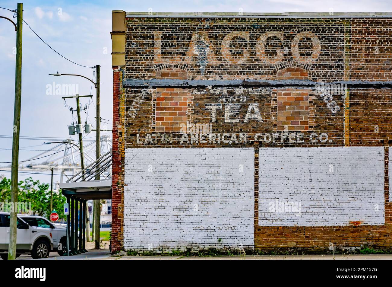 Un segno fantasma per la Latin American Coffee Company è raffigurato su un muro di mattoni, il 2 aprile 2023, a Gulfport, Mississippi. Foto Stock