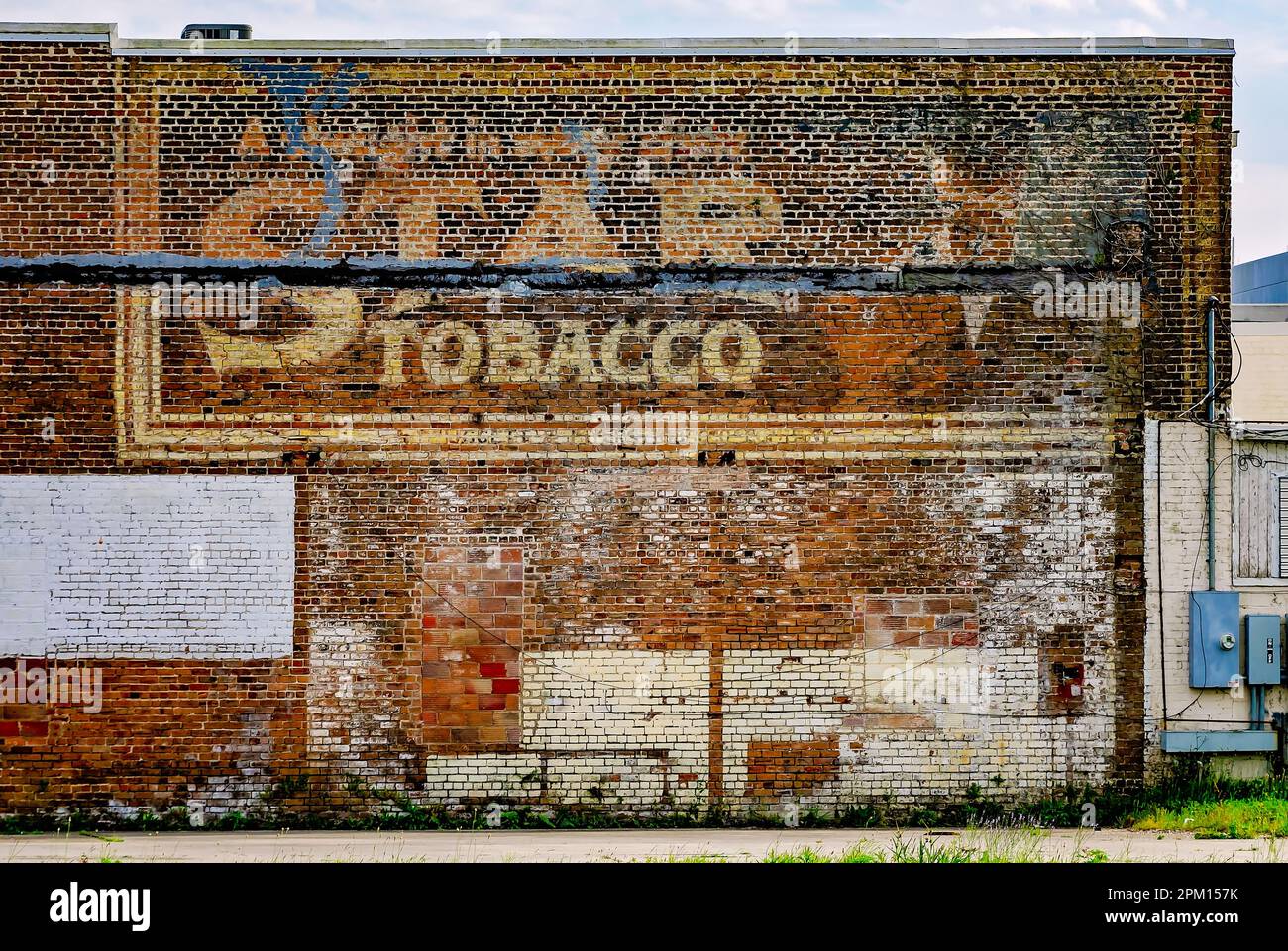 Un segno fantasma per Star Tobacco è raffigurato su un muro di mattoni, il 2 aprile 2023, a Gulfport, Mississippi. I segni fantasma sono vecchi, mano-verniciati che fanno pubblicità. Foto Stock