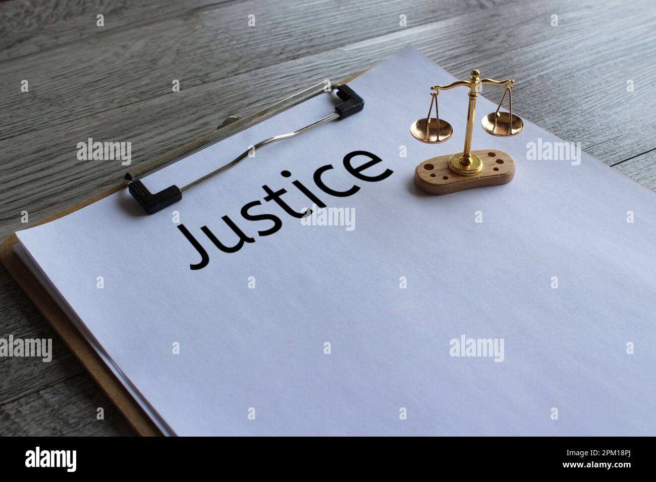 Immagine ravvicinata del bilanciamento della scala e del testo JUSTICE. Diritto giuridico e concetto di giustizia Foto Stock