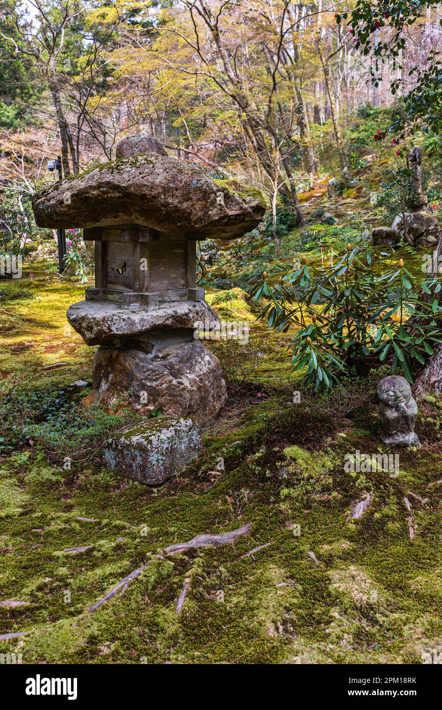 Il Giardino di Sanzen-in fu originariamente fondato come un eremo dal sacerdote Saicho e fu un tempo chiamato Kaiji Monzeki o Nishimoto Monzeki prima di guadagnare la sua f Foto Stock
