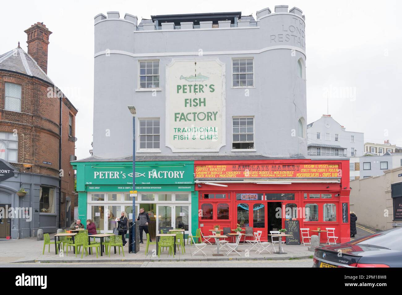 Vista frontale della Peter's Fish Factory a Ramsgate Habour Kent UK Foto Stock