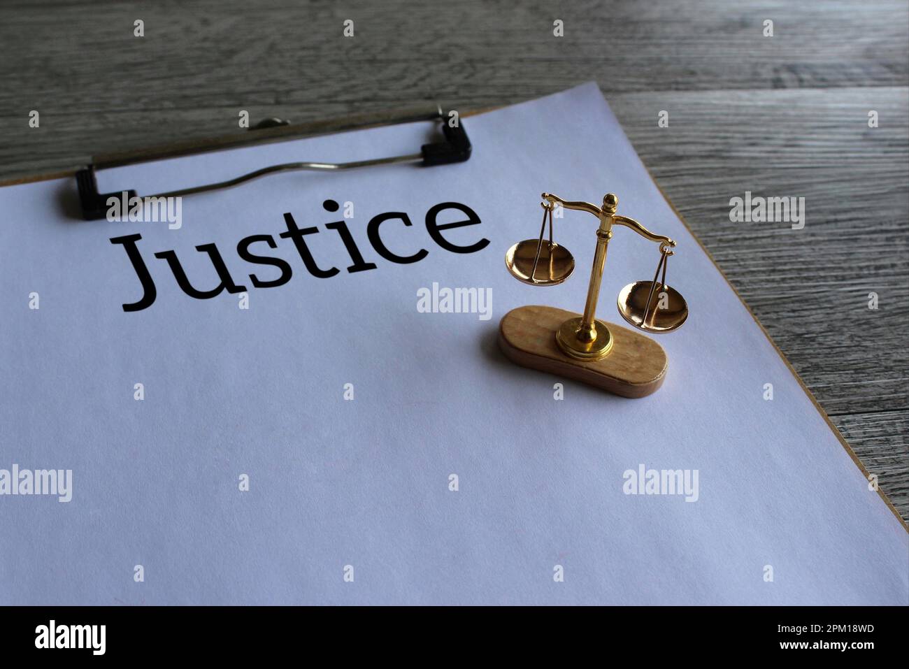 Immagine ravvicinata del bilanciamento della scala e del testo JUSTICE. Diritto giuridico e concetto di giustizia Foto Stock