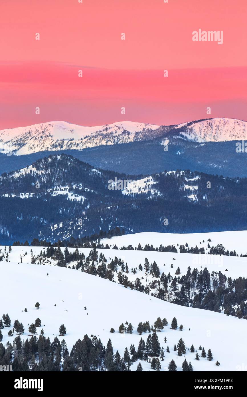 primo semaforo all'alba sulle montagne di zaffiro in inverno vicino a philipsburg, montana Foto Stock