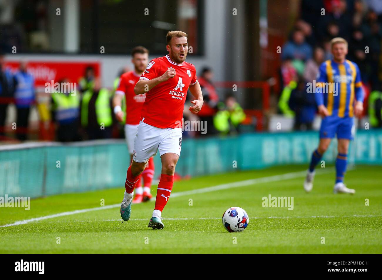 Oakwell Stadium, Barnsley, Inghilterra - 10th aprile 2023 Herbie Kane (8) di Barnsley - durante il gioco Barnsley contro Shrewsbury Town, Sky Bet League One, 2022/23, Oakwell Stadium, Barnsley, Inghilterra - 10th aprile 2023 Credit: Arthur Haigh/WhiteRosePhotos/Alamy Live News Foto Stock