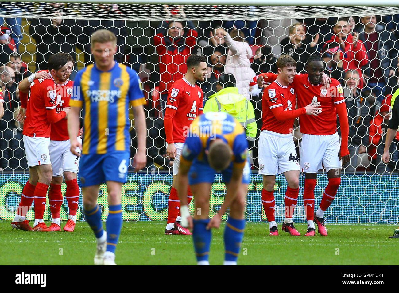 Oakwell Stadium, Barnsley, Inghilterra - 10th aprile 2023 Devante Cole (a destra) di Barnsley festeggia con i compagni di squadra dopo aver segnato il 2nd° gol - durante il gioco Barnsley contro Shrewsbury Town, Sky Bet League One, 2022/23, Oakwell Stadium, Barnsley, Inghilterra - 10th aprile 2023 Credit: Arthur Haigh/WhiteRosePhotos/Alamy Live News Foto Stock