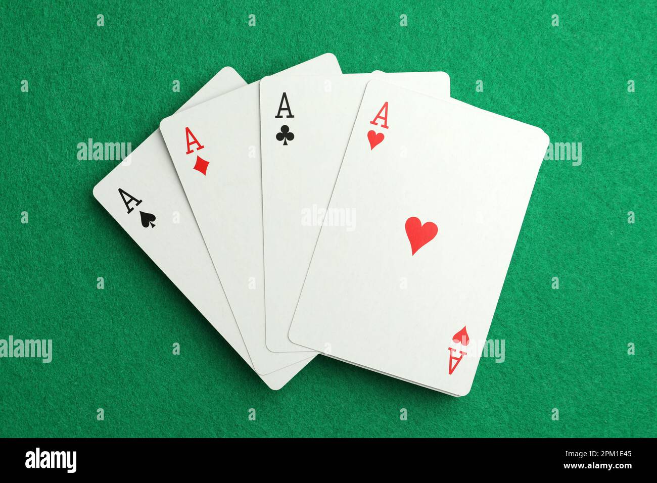 Quattro assi carte da gioco sul tavolo verde, vista dall'alto. Gioco di  poker Foto stock - Alamy