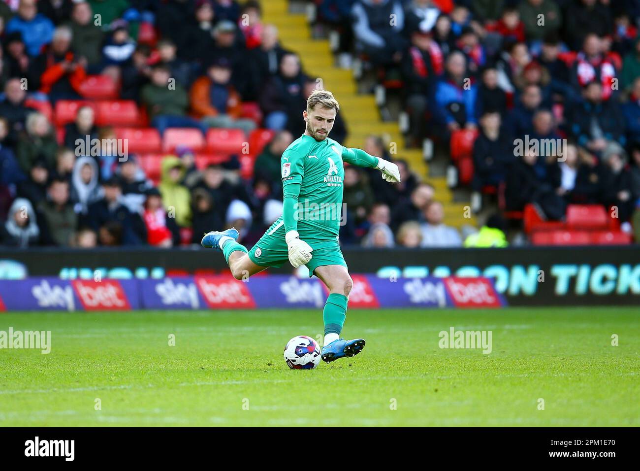 Oakwell Stadium, Barnsley, Inghilterra - 10th aprile 2023 Harvey Isted Goalkeeper di Barnsley - durante il gioco Barnsley contro Shrewsbury Town, Sky Bet League One, 2022/23, Oakwell Stadium, Barnsley, Inghilterra - 10th aprile 2023 Credit: Arthur Haigh/WhiteRosePhotos/Alamy Live News Foto Stock