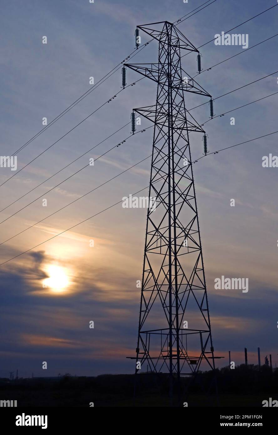 GEGB alto pilone, trasporto di energia elettrica a 33kv 33.000 volt, con tramonto dietro, Frodsham, Cheshire, Inghilterra, REGNO UNITO, WA6 7SN Foto Stock