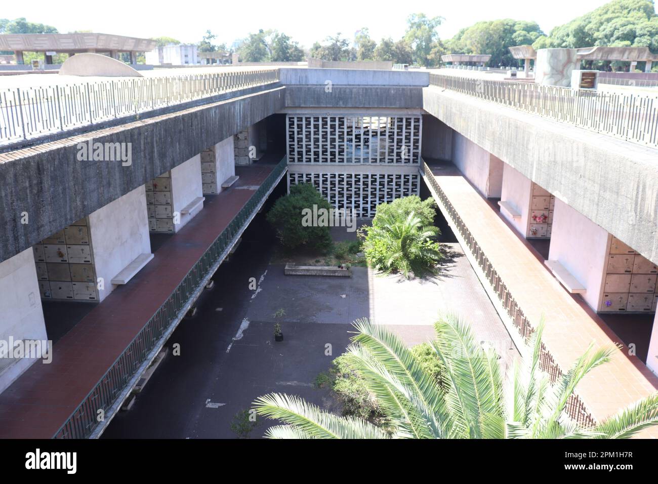 corridoi delle cripte sotterranee del cimitero pubblico Foto Stock