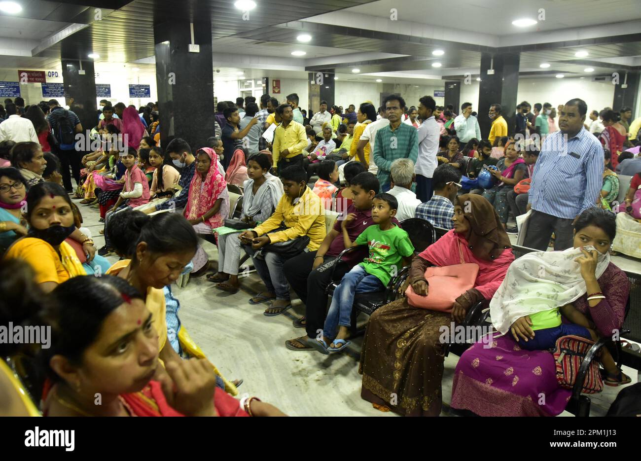 Guwahati, Guwahati, India. 10th Apr, 2023. La gente aspetta di registrare i loro nomi in ospedale per mostrare ai medici per le diverse malattie tra COVID-19 casi è in aumento in India presso Gauhati Medical College Hospital (GMCH) a Guwahati Assam India Lunedi 10th aprile 2023. (Credit Image: © Dasarath Deka/ZUMA Press Wire) SOLO PER USO EDITORIALE! Non per USO commerciale! Foto Stock