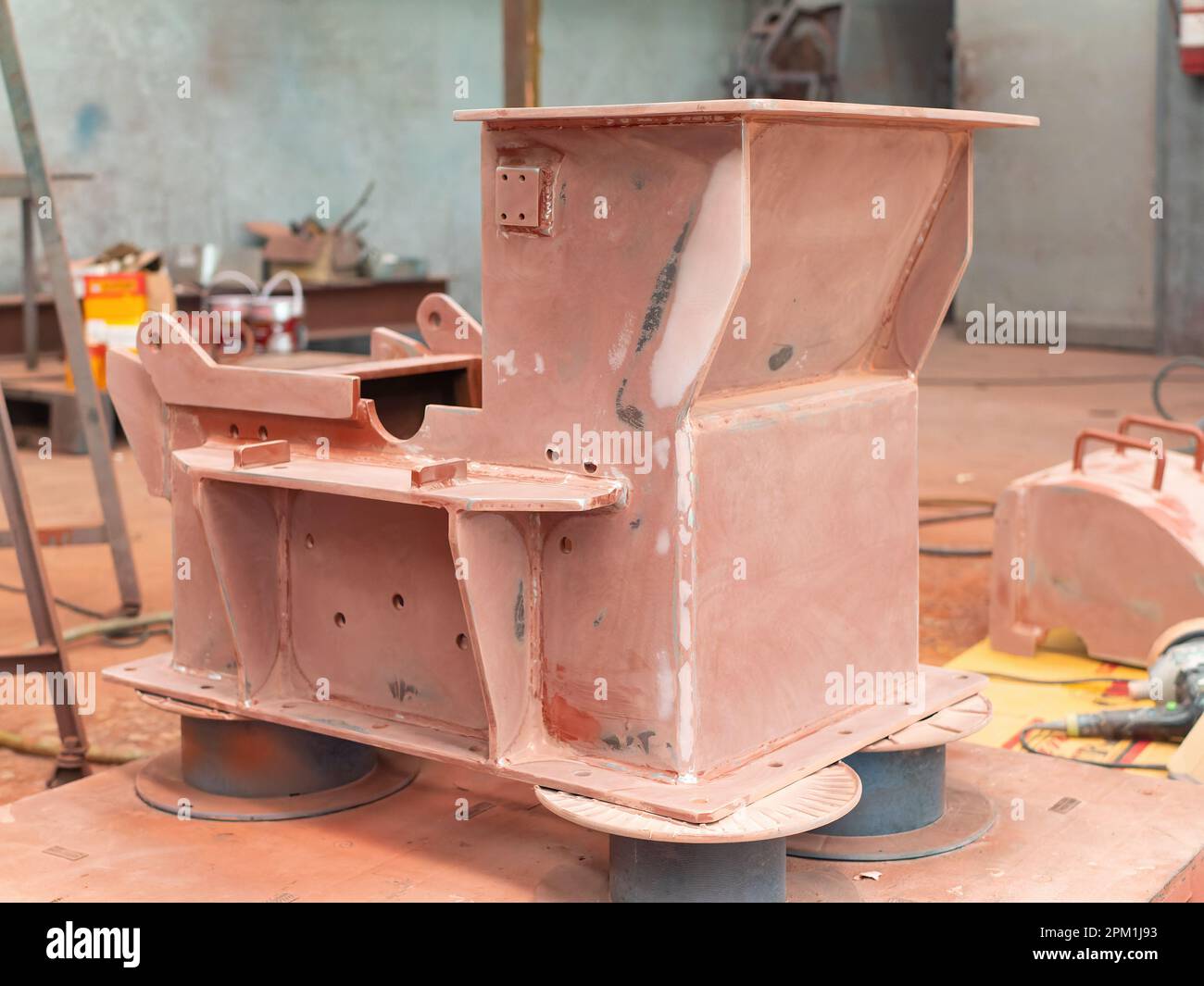 Mulino a martelli con un primo strato di rivestimento primario presso un'officina di verniciatura industriale. Foto Stock