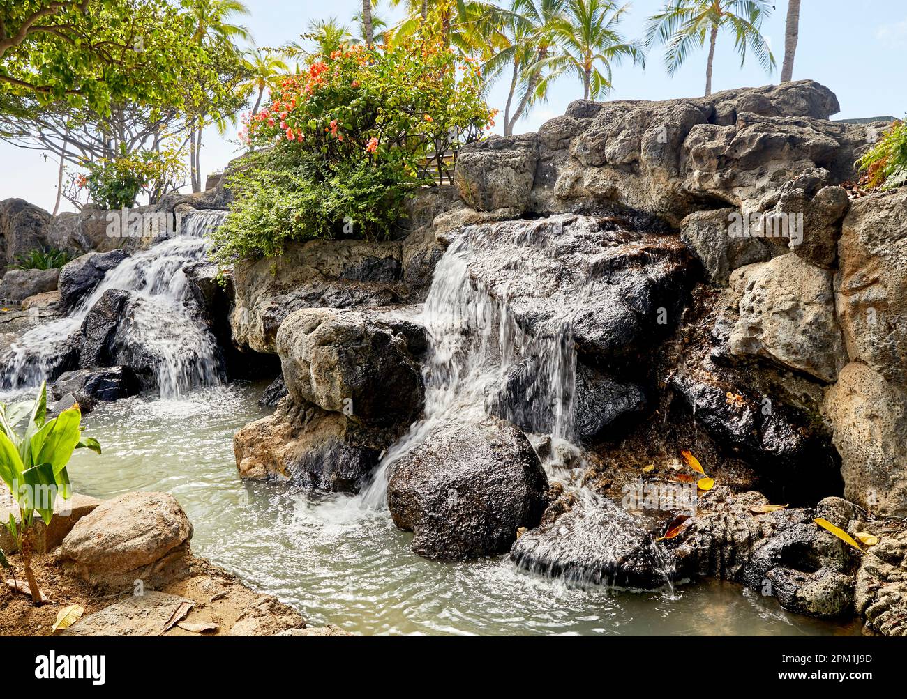 Cascata artificiale con roccia vulcanica Foto Stock