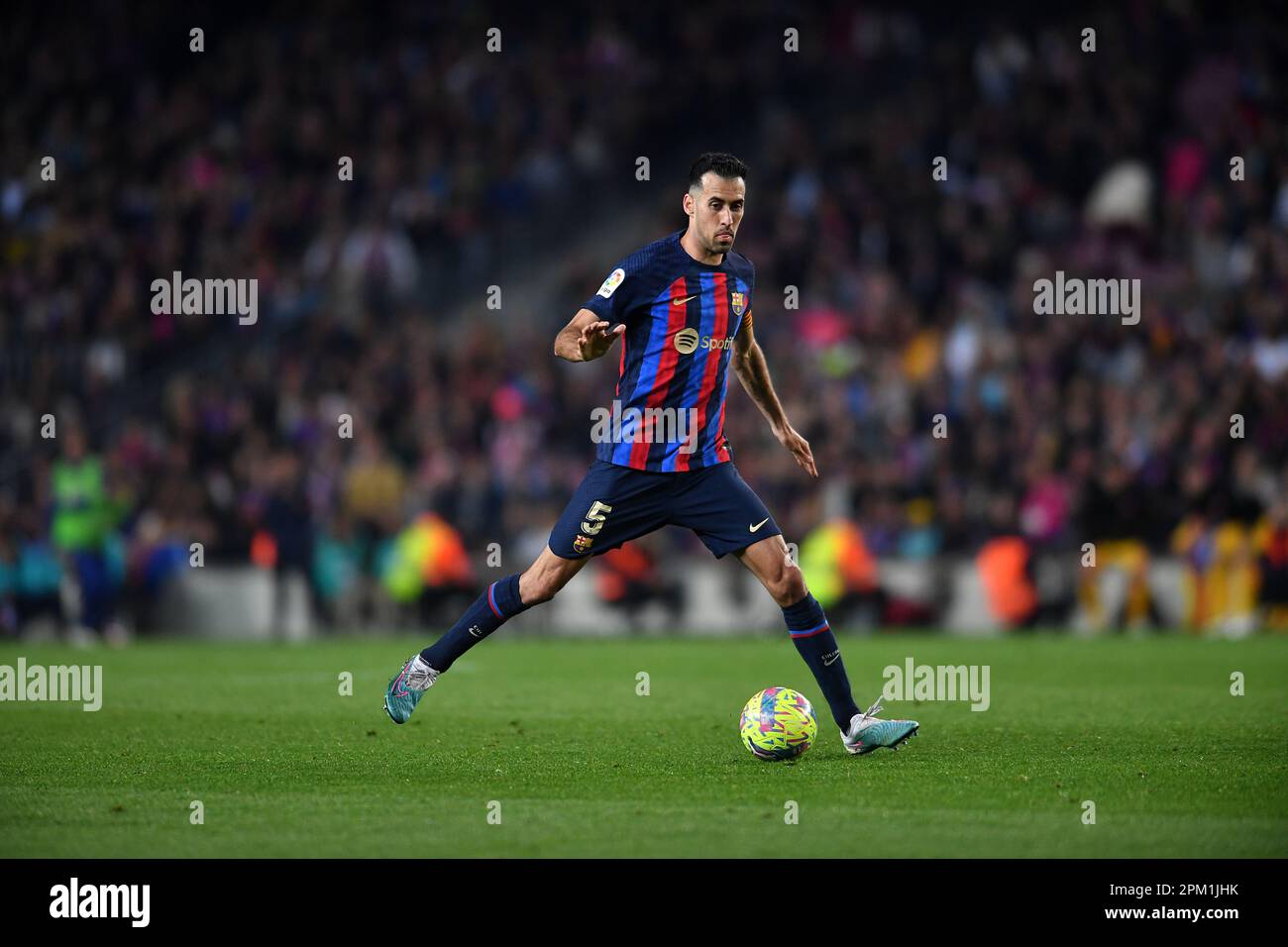 Barcellona, ESP. 10th Apr, 2023. FC BARCELONA vs GIRONA FC 10 aprile 2023 Sergio Busquets (5) del FC Barcelona durante la partita tra FC Barcelona e Girona FC corrispondente al ventotto giorno di la Liga Santander al Camp Nou di Spotify a Barcellona, Spagna. Credit: Rosdemora/Alamy Live News Foto Stock