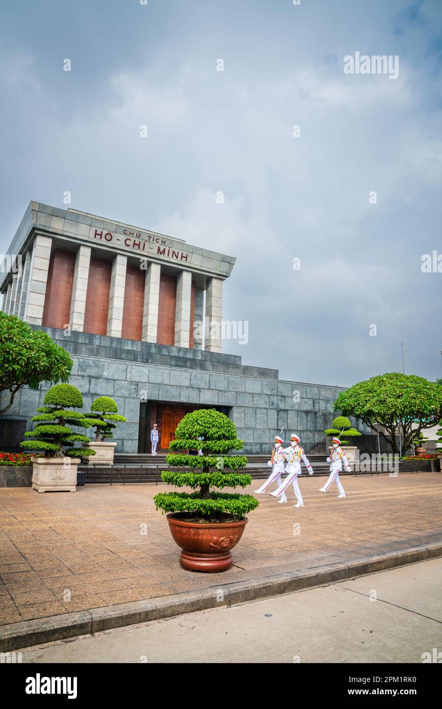 Hanoi, Vietnam, 13 novembre 2022: Cambio di guardia al mausoleo di ho Chi Minh ad Hanoi, Vietnam Foto Stock