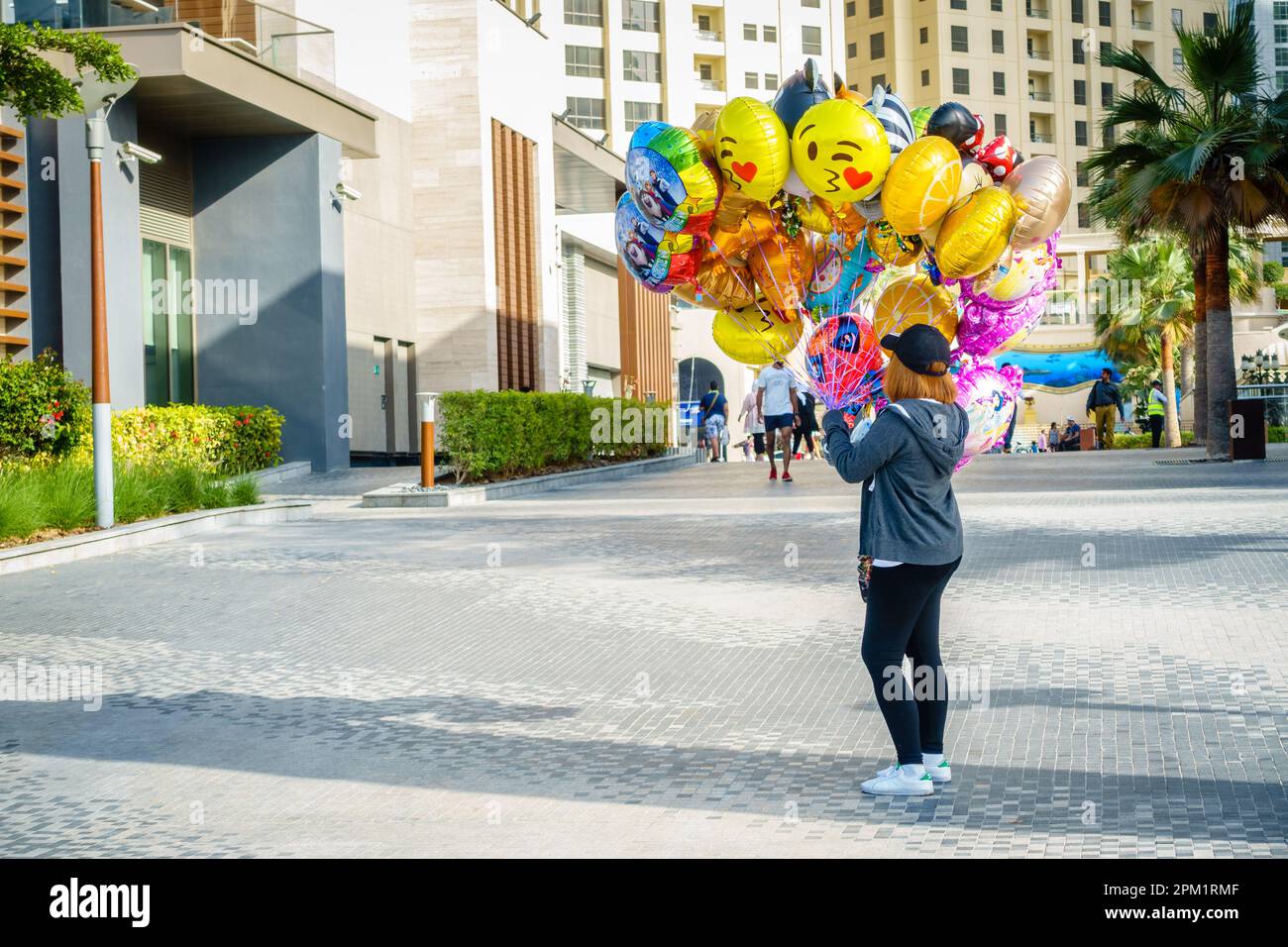 Dubai, Emirati Arabi Uniti, 23 febbraio 2018: Un venditore di mongolfiere al Jumeirah Beach Residence (JBR) Walk - una destinazione polulare per cibo, shopping e divertimento Foto Stock