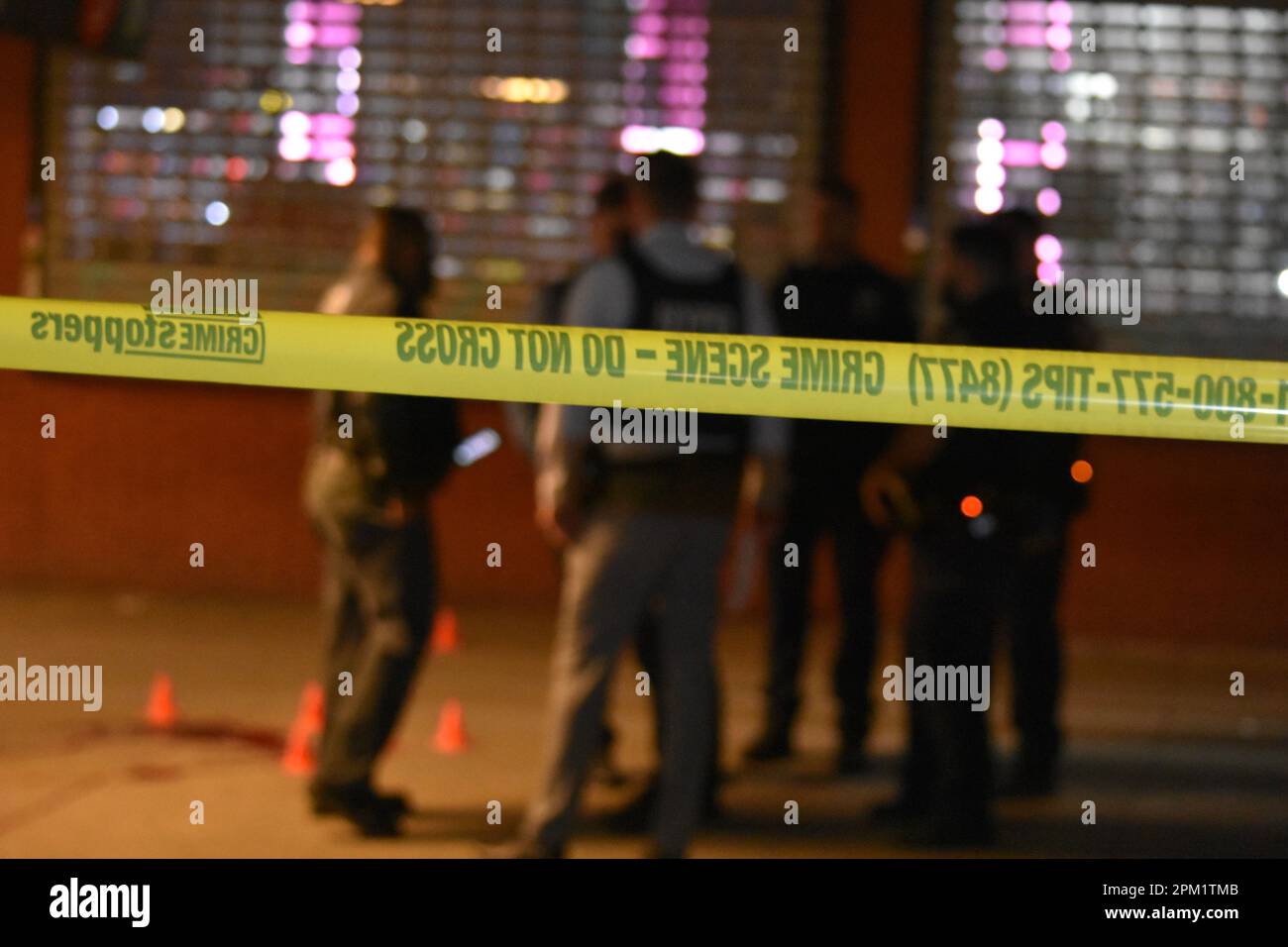 Bronx, Stati Uniti. 10th Apr, 2023. Gli agenti di polizia indagano sulle sparate a White Plains Road e Burke Avenue nel Bronx. Due maschi sono stati sparati secondo il Dipartimento di polizia di New York City. Un maschio di 17 anni è stato colpito ed è in condizione stabile e un altro maschio è in condizione critica. Credit: SOPA Images Limited/Alamy Live News Foto Stock