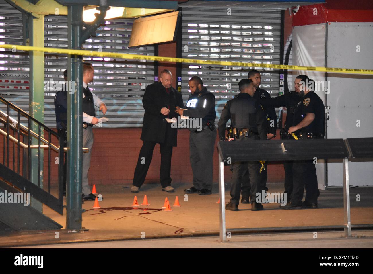 Bronx, Stati Uniti. 10th Apr, 2023. Gli agenti di polizia indagano sulle sparate a White Plains Road e Burke Avenue nel Bronx. Due maschi sono stati sparati secondo il Dipartimento di polizia di New York City. Un maschio di 17 anni è stato colpito ed è in condizione stabile e un altro maschio è in condizione critica. Credit: SOPA Images Limited/Alamy Live News Foto Stock