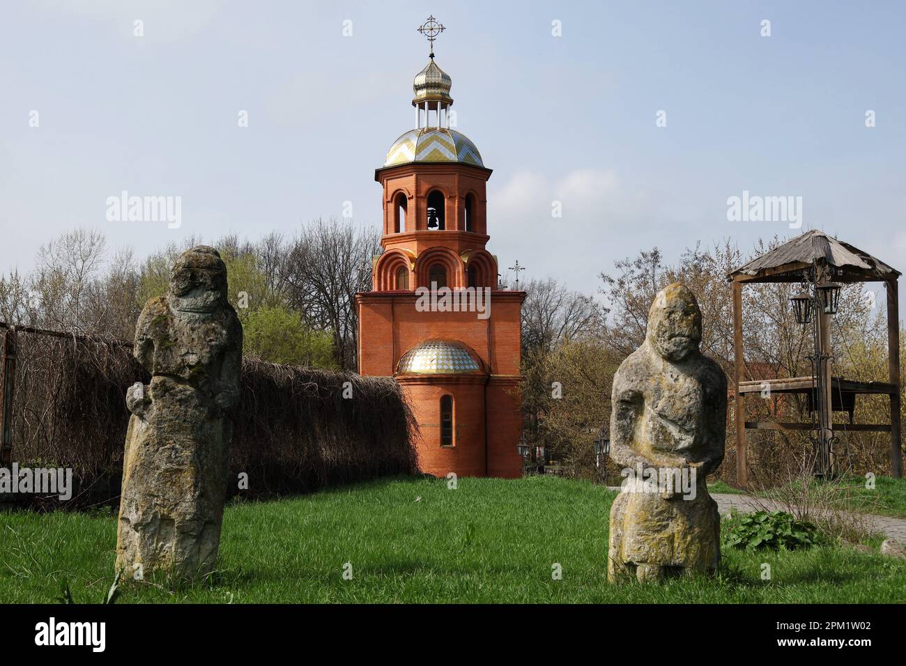 Zaporizhzhzhia, Ucraina. 10th Apr, 2023. Antiche statue di pietra scita (IX-XIII secolo), conosciute anche come babas di pietra, viste sul territorio del complesso storico e culturale "quercia di Zaporizhzhzhia di 700 anni". La prima apparizione di sculture nel territorio ucraino risale al primo periodo dell'età del rame (Neolitico, 4000-3000 anni c.c.), quando le prime tribù di allevatori di bestiame iniziarono a venire a steppe ucraine e iniziarono la tradizione dell'architettura funeraria monumentale culturale - costruzione di kurgan. Credit: SOPA Images Limited/Alamy Live News Foto Stock