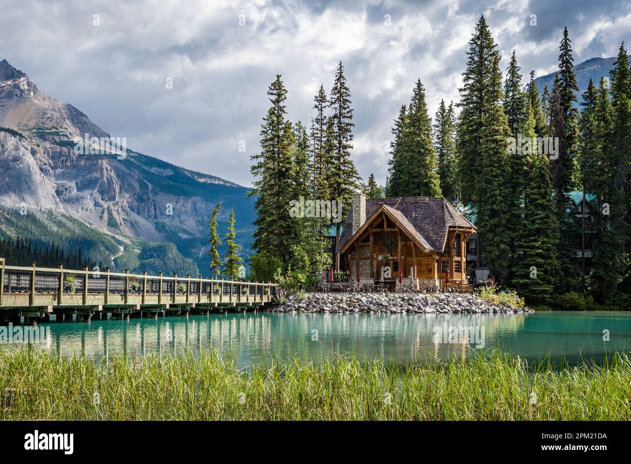 Vista sull'iconico Emerald Lake Lodge, presso Emerald Lake nel Parco Nazionale di Yoho, British Columbia, un sito patrimonio dell'umanità dell'UNESCO Foto Stock