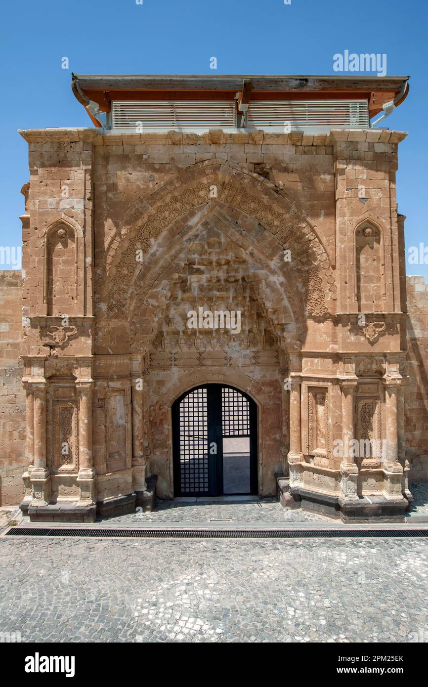 La dettagliata pietra del cancello d'ingresso al Palazzo di Ishak Pasa Dogubayazit, nella parte orientale di Turkiye. La costruzione del palazzo fu iniziata nel 1685. Foto Stock