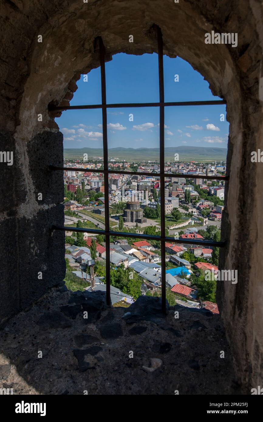 Una vista dal Castello di Kars che guarda alla moderna citta' di Kars nella parte orientale della Turchia. Foto Stock
